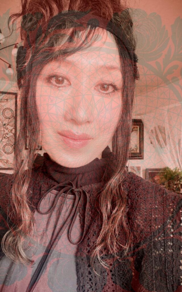 五島アサミのポートレート写真。幾何学刺繍と墨アートの現代美術家。Portrait of Asami Goto, contemporary artist integrating geometric embroidery and sumi ink art.